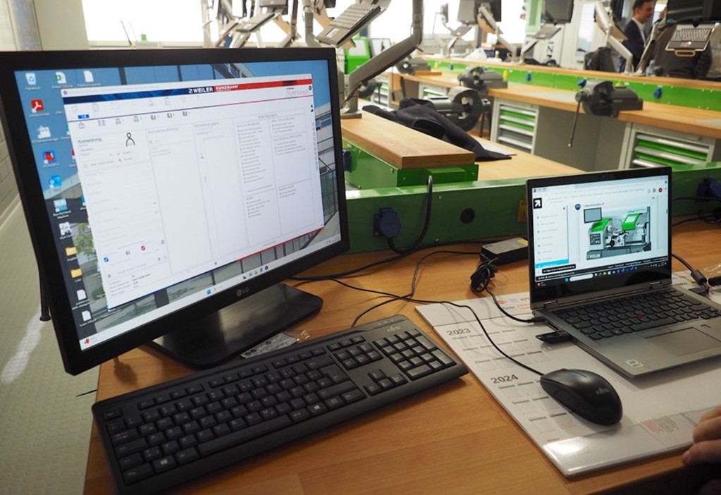 Lehrerarbeitsplatz mit dem Dashboard „State Viewer“ links und dem digitalen Zwilling rechts. Die Lerninhalte können an die Schülerarbeitsplätze digital eingespielt werden.